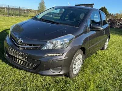 Gebraucht Toyota Yaris 99 PS (72 kW) 2012 Grau Kleinwagen