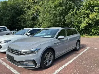 Gebraucht VW Passat R-line 150 PS (110 kW) 2023 Grau Kombi