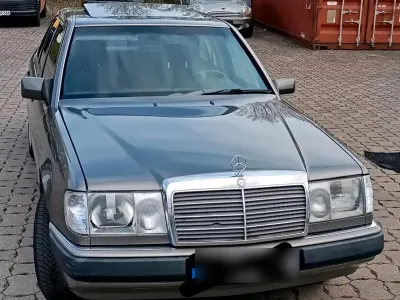 Używany Mercedes E230 132 KM (97 kW) 1992 Szary Sedan/Limuzyna