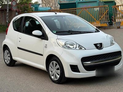 Gebraucht Peugeot 107 68 PS (50 kW) 2012 Weiß Kleinwagen