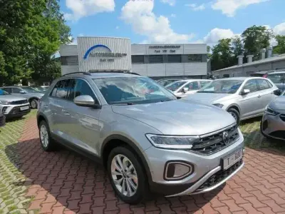 Käytetty VW T-Roc Life 150 HP (110 kW) 2025 Hopea Katumaasturi