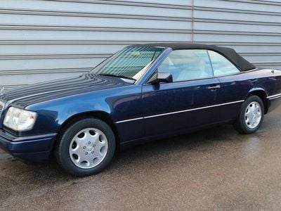 Azuritblau Gebraucht 1995 Mercedes E220 Cabrio | 45.990 €