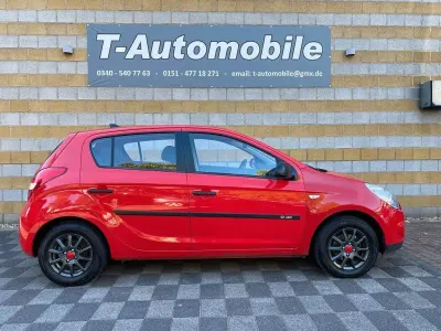 Gebraucht Hyundai i20 77 PS (56 kW) 2010 Rot Kleinwagen