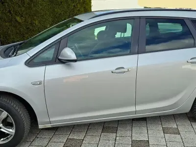 Usata Opel Astra 125 CV (91 kW) 2011 Argento Station wagon