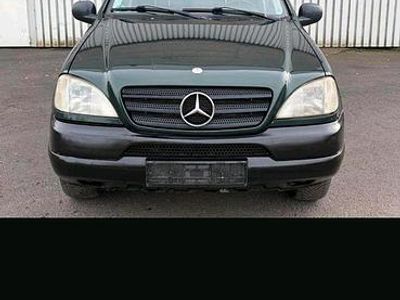 Grün Gebraucht 2000 Mercedes ML270 SUV | 3.400 €