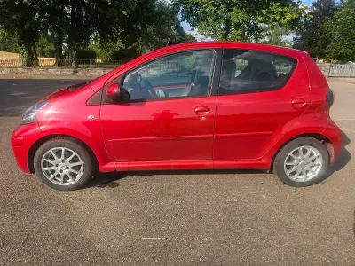 Second-hand Toyota Aygo 65 CP (47 kW) 2010 Roșu Hatchback