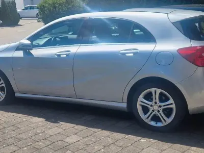 Gebraucht Mercedes A180 122 PS (89 kW) 2014 Silber Limousine