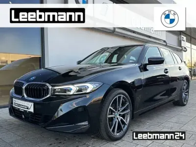 Gebraucht BMW 330e Sport Line 292 PS (214 kW) 2024 Saphirschwarz (metallic) Kombi