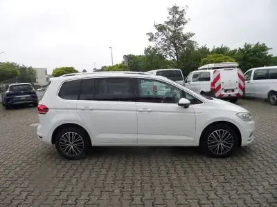 Używany VW Touran Highline 150 KM (110 kW) 2023 Biały Minivan