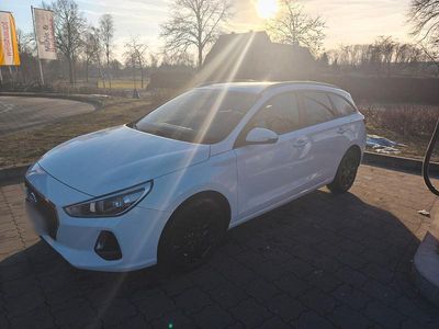 Gebraucht Hyundai i30 Select 110 PS (80 kW) 2017 Weiß Kombi
