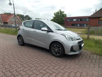 Gebraucht Hyundai i10 Trend 67 PS (49 kW) 2018 Silber Kleinwagen