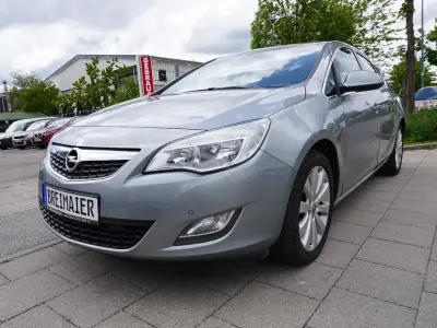 Używany Opel Astra Cosmo 116 KM (85 kW) 2010 Srebrny Sedan/Limuzyna