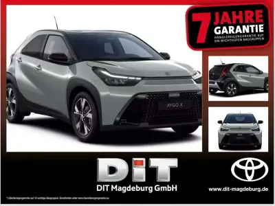 Neu Toyota Aygo 116 PS (85 kW) 2026 Urban khaki (6x3)/ black mica Kleinwagen