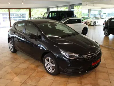 Gebraucht Opel Astra Edition 105 PS (77 kW) 2016 Schwarz Limousine