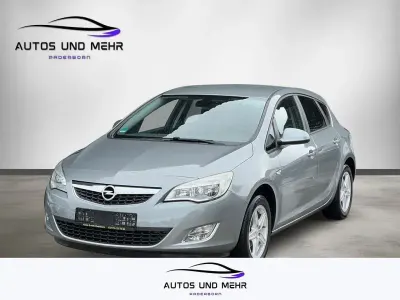 Używany Opel Astra Design Edition 101 KM (74 kW) 2011 Srebrny Sedan/Limuzyna