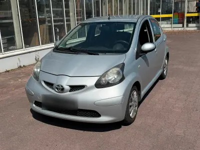 Gebraucht Toyota Aygo 68 PS (50 kW) 2010 Silber Kleinwagen