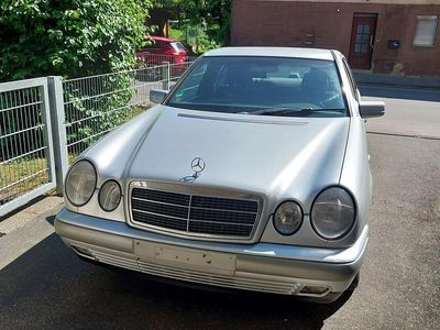 Mercedes E200