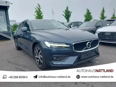Używany Volvo V60 Momentum 150 KM (110 kW) 2020 Niebieski Kombi