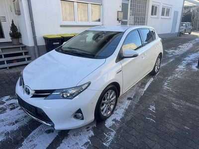 Gebraucht Toyota Auris Hybrid Comfort 99 PS (72 kW) 2015 Weiß Limousine
