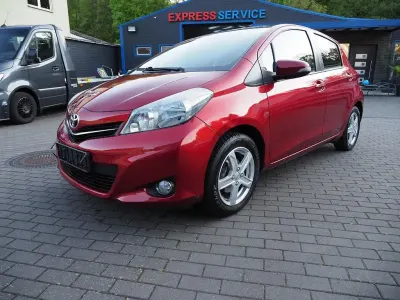 Brugt Toyota Yaris Club 99 HK (72 kW) 2013 Rød Hatchback