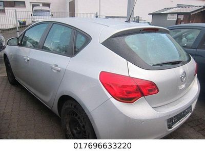 Usata Opel Astra Edition 120 CV (88 kW) 2010 Argento Berlina
