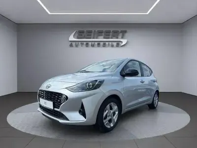 Gebraucht Hyundai i10 GO! 67 PS (49 kW) 2023 Sleek silver / met Kleinwagen