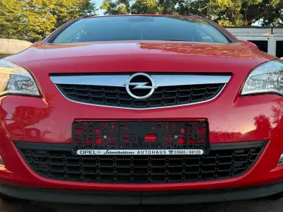 Gebraucht Opel Astra 120 PS (88 kW) 2011 Rot Kombi