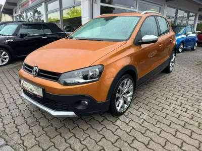 Gebraucht VW Polo Cross 90 PS (66 kW) 2017 Honey orange metallic Kleinwagen