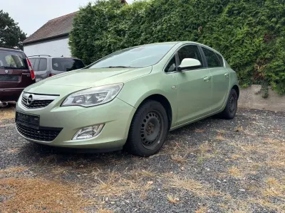 Gebraucht Opel Astra Innovation 125 PS (91 kW) 2012 Grün Limousine