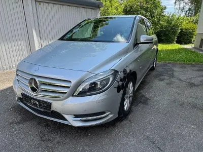 Käytetty Mercedes B200 156 HP (114 kW) 2012 Hopea Tila-auto
