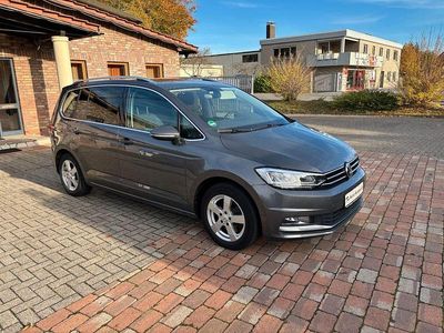 Grau Gebraucht 2016 VW Touran Comfortline Van / Kleinbus | 14.900 € (Teuer)