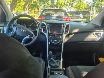 Używany Hyundai i30 Trend 110 KM (80 kW) 2016 Czerwony Sedan/Limuzyna