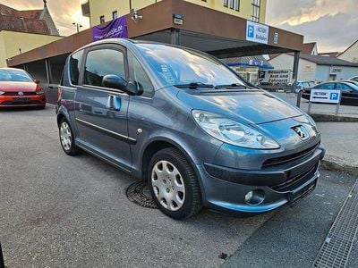 Grau Gebraucht 2005 Peugeot 1007 Premium Van / Kleinbus | 3.990 € (Teuer)