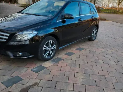 Gebraucht Mercedes B180 109 PS (80 kW) 2014 Schwarz Kleinwagen