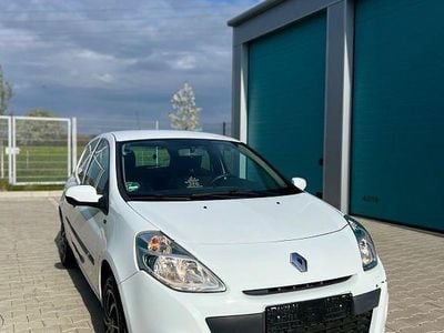 Second-hand Renault Clio II 75 CP (55 kW) 2011 Alb Berlinǎ