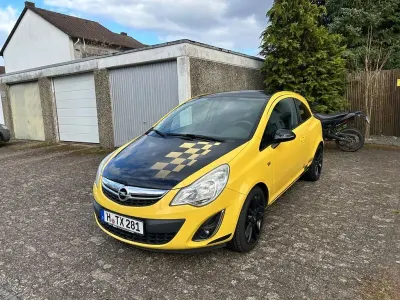 Usado Opel Corsa Color Edition 101 HP (74 kW) 2011 Amarelo Citadino