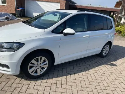 Gebraucht VW Touran Comfortline 150 PS (110 kW) 2019 Weiß Van / Kleinbus