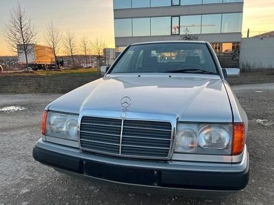 Usata Mercedes E220 150 CV (110 kW) 1993 Argento Berlina