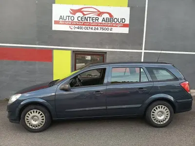 Używany Opel Astra Selection 116 KM (85 kW) 2009 Niebieski Sedan/Limuzyna