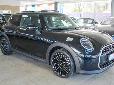 Gebraucht Mini Cooper Favoured 156 PS (114 kW) 2024 Schwarz Kleinwagen