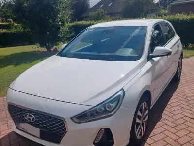 Gebraucht Hyundai i30 Premium 120 PS (88 kW) 2017 Weiß Limousine