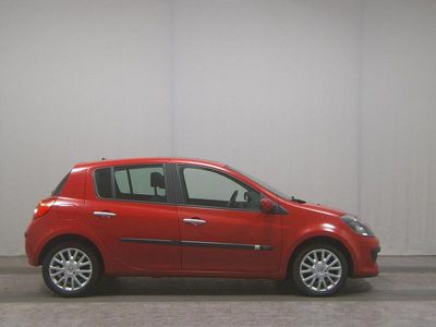 Begagnad Renault Clio II Dynamique 106 HK (77 kW) 2006 Röd Sedan