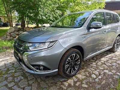 Gebraucht Mitsubishi Outlander P-HEV Top 203 PS (149 kW) 2016 Silber SUV
