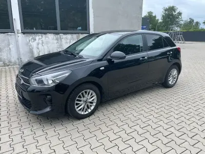 Używany Kia Rio Attract 84 KM (61 kW) 2020 Czarny Sedan/Limuzyna