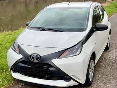 Gebraucht Toyota Aygo 69 PS (50 kW) 2016 Weiß Kleinwagen