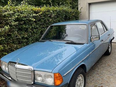 Gebraucht Mercedes E230 136 PS (100 kW) 1981 Blau Limousine