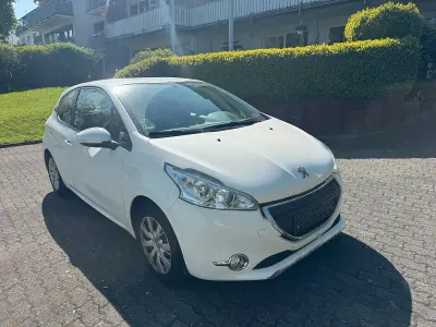 Usata Peugeot 208 Active 82 CV (60 kW) 2012 Bianco Utilitaria