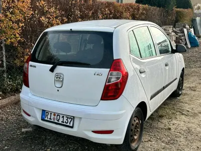 Gebraucht Hyundai i10 69 PS (50 kW) 2011 Weiß Kleinwagen