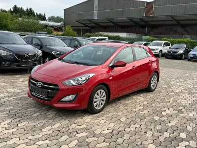 Gebraucht Hyundai i30 101 PS (74 kW) 2016 Rot Limousine