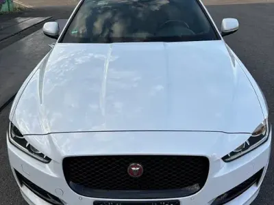 Gebraucht Jaguar XE R-Sport 179 PS (131 kW) 2015 Weiß Limousine